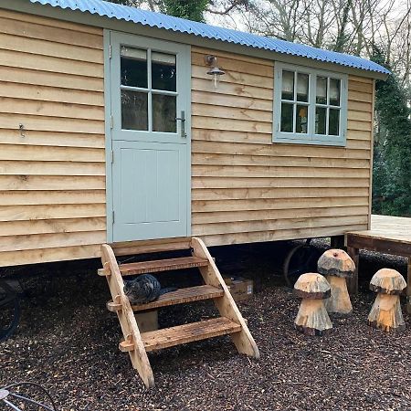 Chez Maurice Luxury Shepherds Hut With Bath And Hot Tub Kelling ภายนอก รูปภาพ