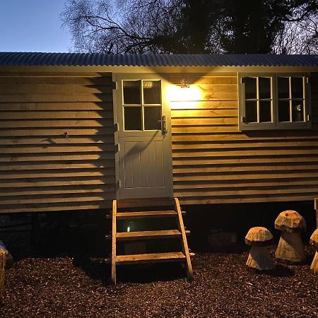 Chez Maurice Luxury Shepherds Hut With Bath And Hot Tub Kelling ภายนอก รูปภาพ