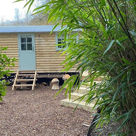 Chez Maurice Luxury Shepherds Hut With Bath And Hot Tub Kelling ภายนอก รูปภาพ