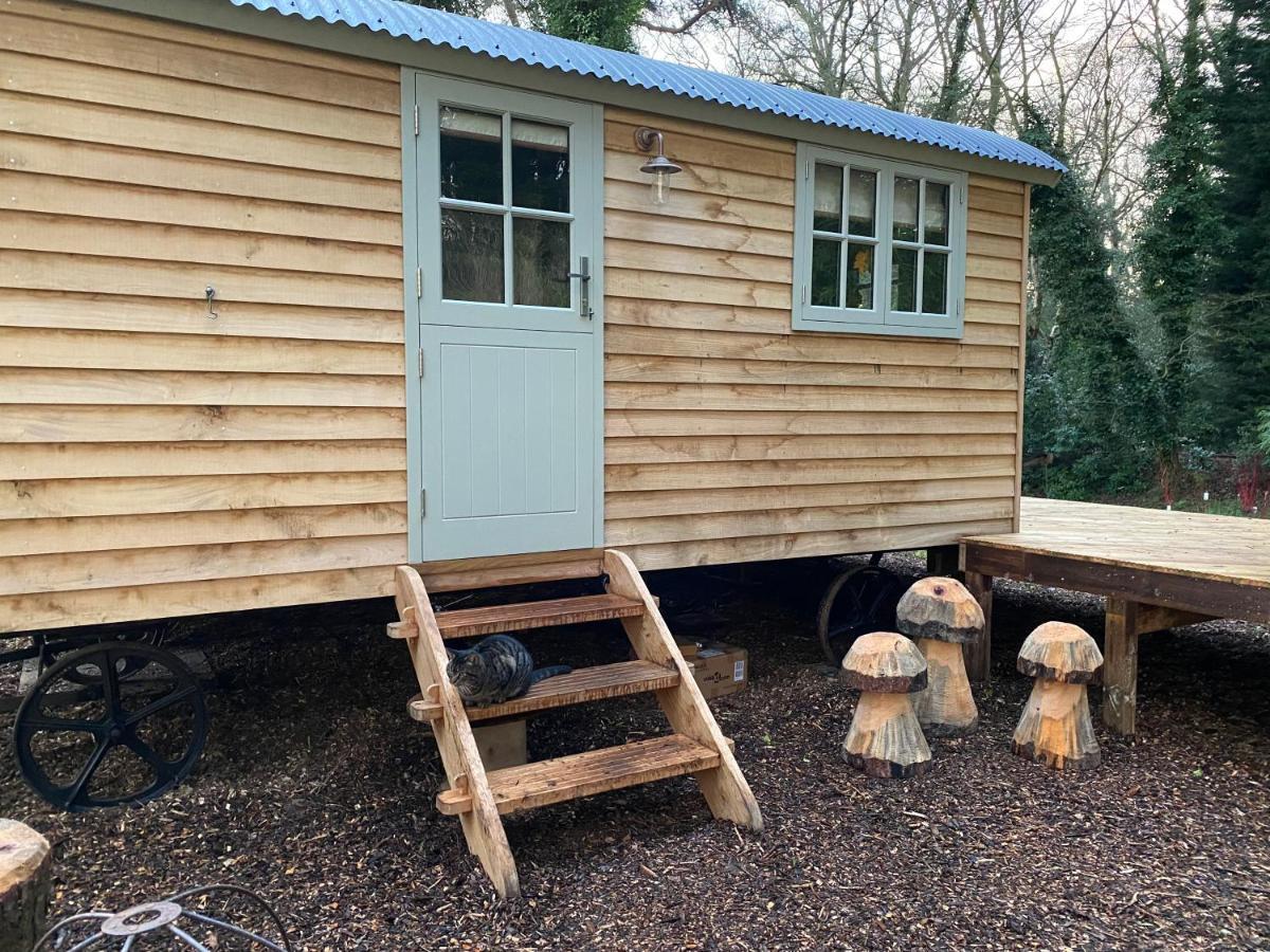 Chez Maurice Luxury Shepherds Hut With Bath And Hot Tub Kelling ภายนอก รูปภาพ