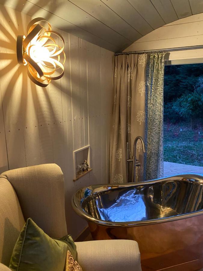 Chez Maurice Luxury Shepherds Hut With Bath And Hot Tub Kelling ภายนอก รูปภาพ
