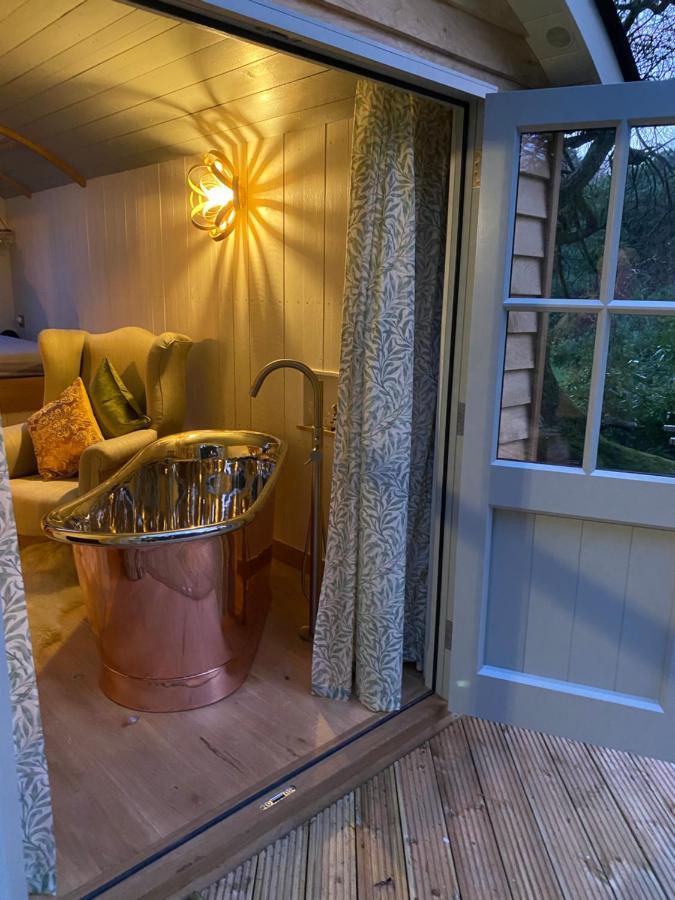 Chez Maurice Luxury Shepherds Hut With Bath And Hot Tub Kelling ภายนอก รูปภาพ