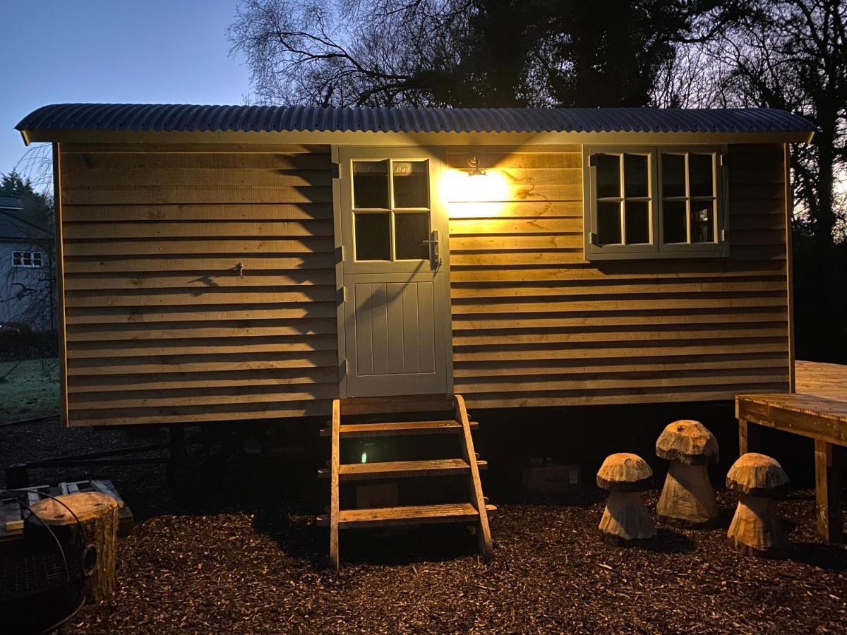 Chez Maurice Luxury Shepherds Hut With Bath And Hot Tub Kelling ภายนอก รูปภาพ