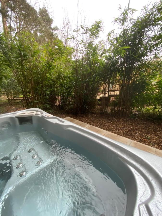 Chez Maurice Luxury Shepherds Hut With Bath And Hot Tub Kelling ภายนอก รูปภาพ