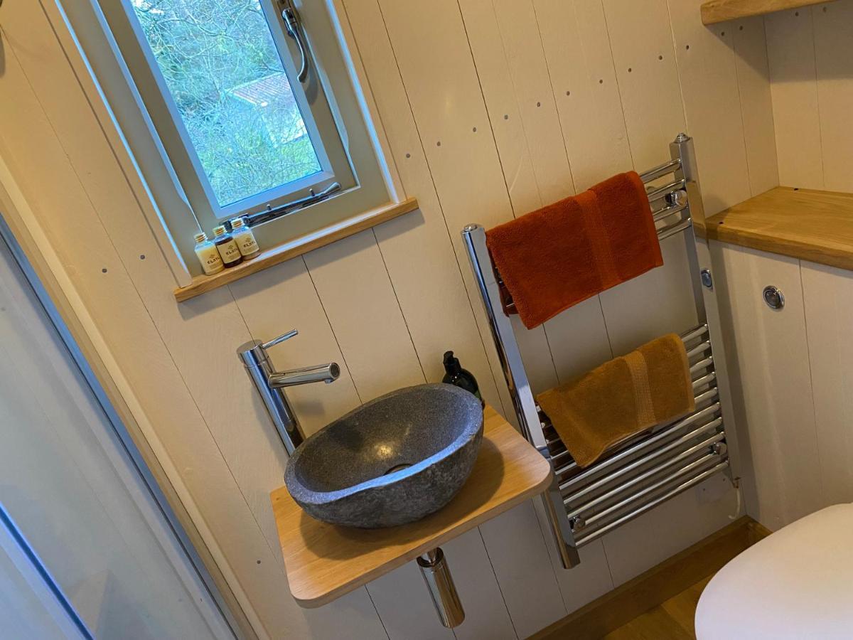 Chez Maurice Luxury Shepherds Hut With Bath And Hot Tub Kelling ภายนอก รูปภาพ