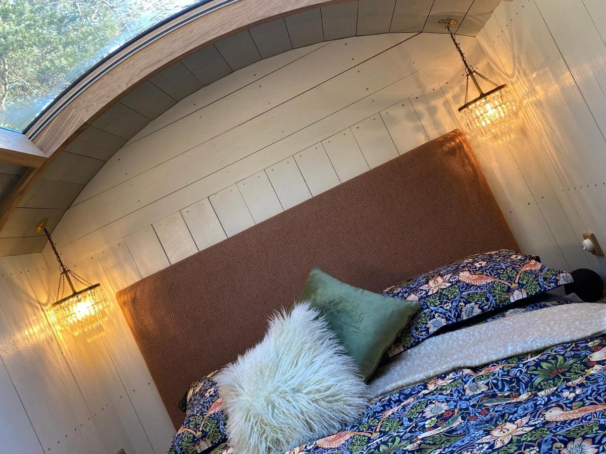 Chez Maurice Luxury Shepherds Hut With Bath And Hot Tub Kelling ภายนอก รูปภาพ