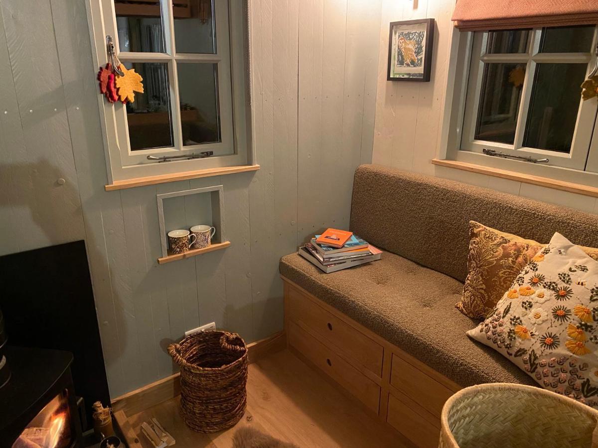 Chez Maurice Luxury Shepherds Hut With Bath And Hot Tub Kelling ภายนอก รูปภาพ