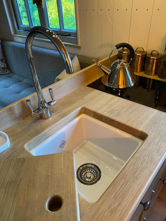 Chez Maurice Luxury Shepherds Hut With Bath And Hot Tub Kelling ภายนอก รูปภาพ